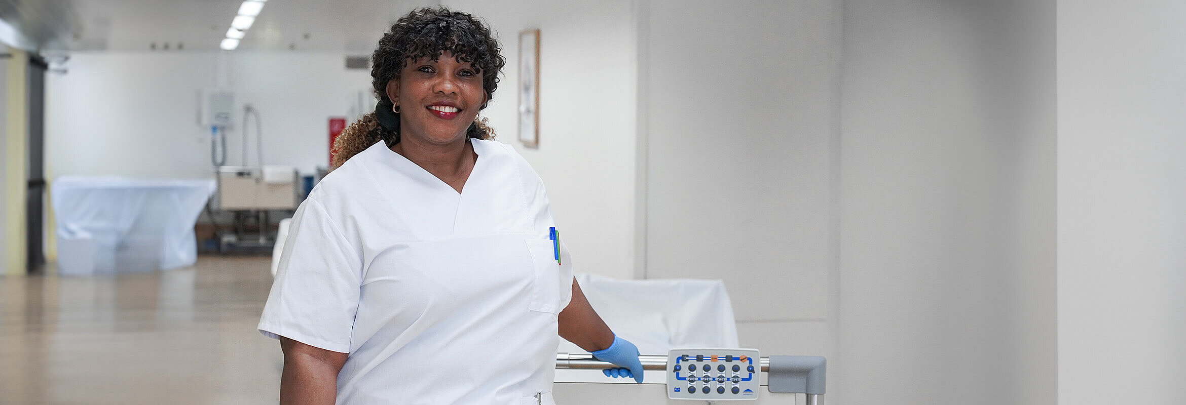 Eine Auszubildende im Westpfalz-Klinikum schiebt ein Patientenbett über den Flur