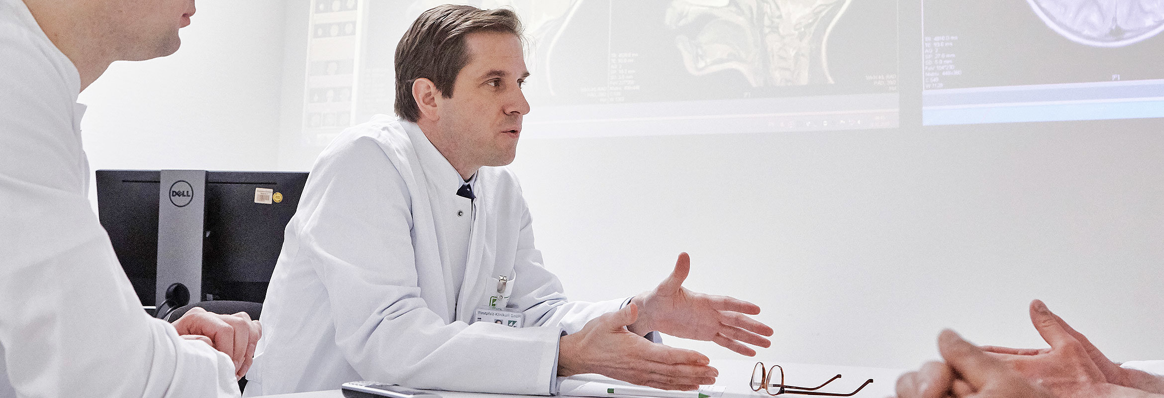 Priv.-Doz. Dr. med. Kajetan von Eckardstein, Chefarzt der Klinik für Neurochirurgie und Wirbelsäulenchirurgie in Kaiserslautern, in einer Besprechung