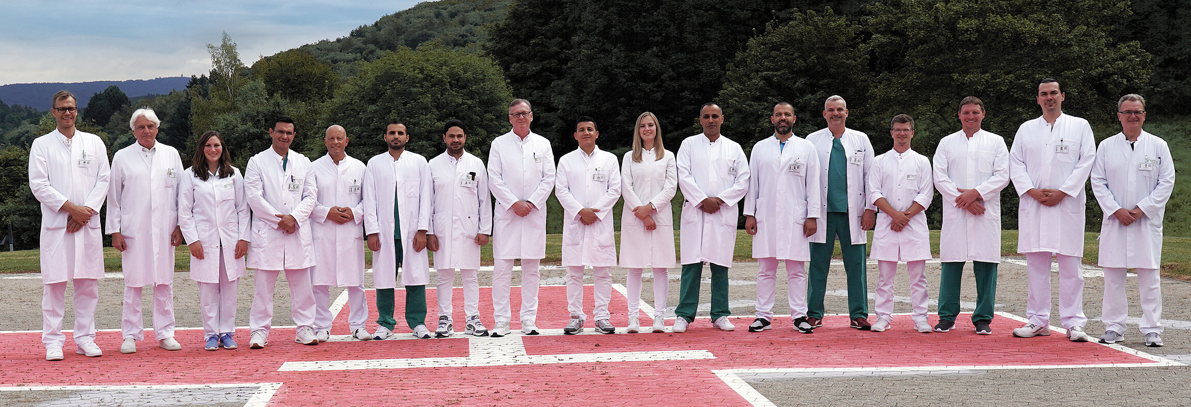 Das Team der Klinik für Orthopädie und Wirbelsäulenchirurgie in Kusel auf dem Hubschrauberlandeplatz