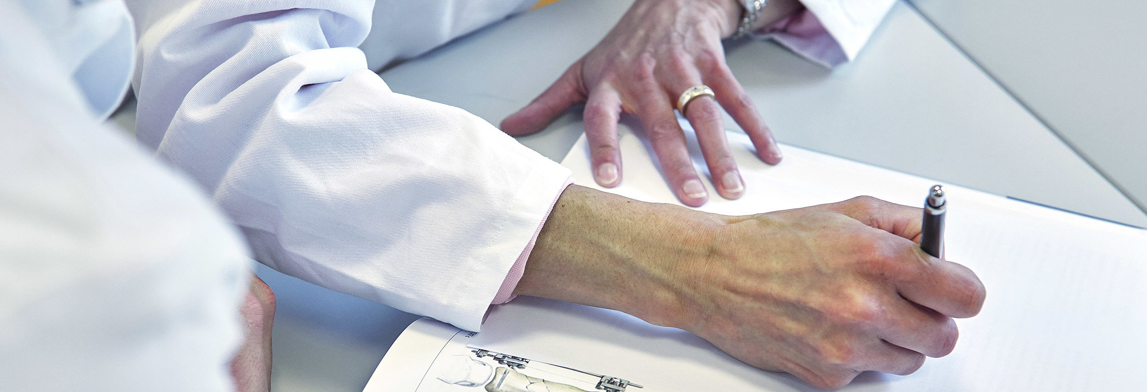 Eine Mitarbeiterin der Klinik für Unfallchirurgie, Orthopädie und Handchirurgie in Kaiserslautern notiert etwas auf einem Blatt