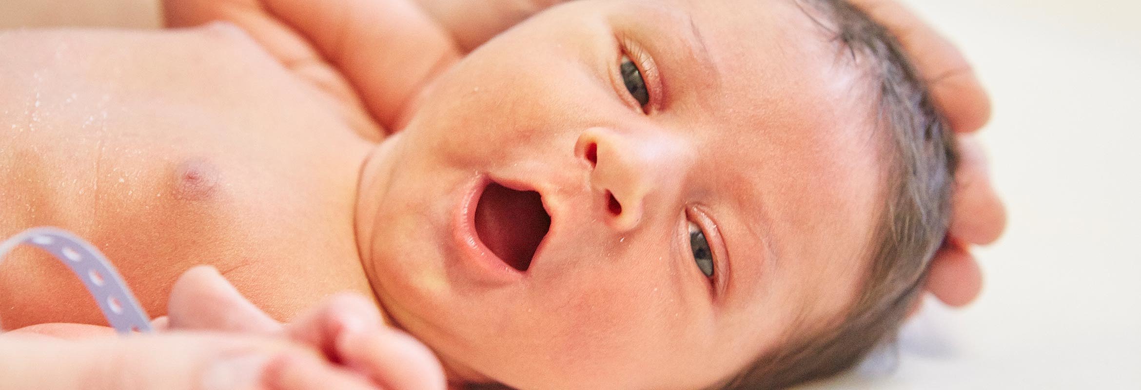 Ein Säugling mit geöffnetem Mund