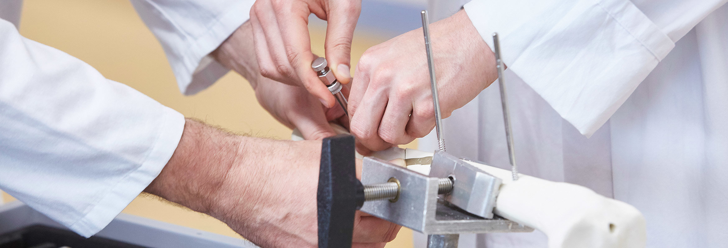 PJ-Studenten sammeln in Hands-on-Workshops erste praktische Erfahrungen in der Klinik für Unfallchirurgie, Orthopädie und Handchirurgie in Kaiserslautern