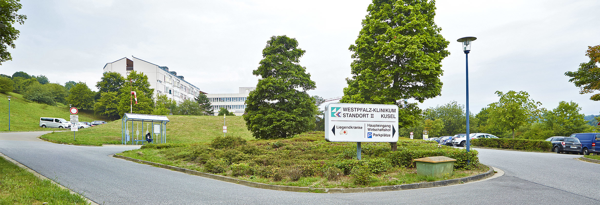 Einfahrt des Westpfalz-Klinikums in Kusel
