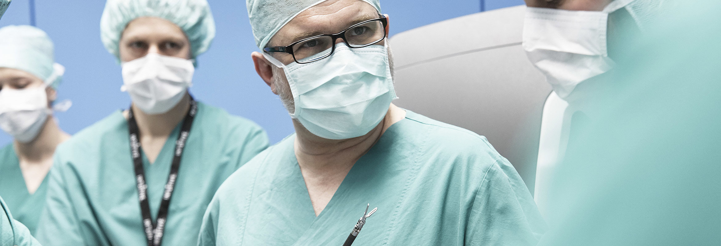 Priv.-Doz. Dr. med. Dr. med. habil. Christian Mönch, Chefarzt der Klinik für Allgemein-, Viszeral-, Kinder- und Transplantationschirurgie Kaiserslautern, und seine Kollegen im OP