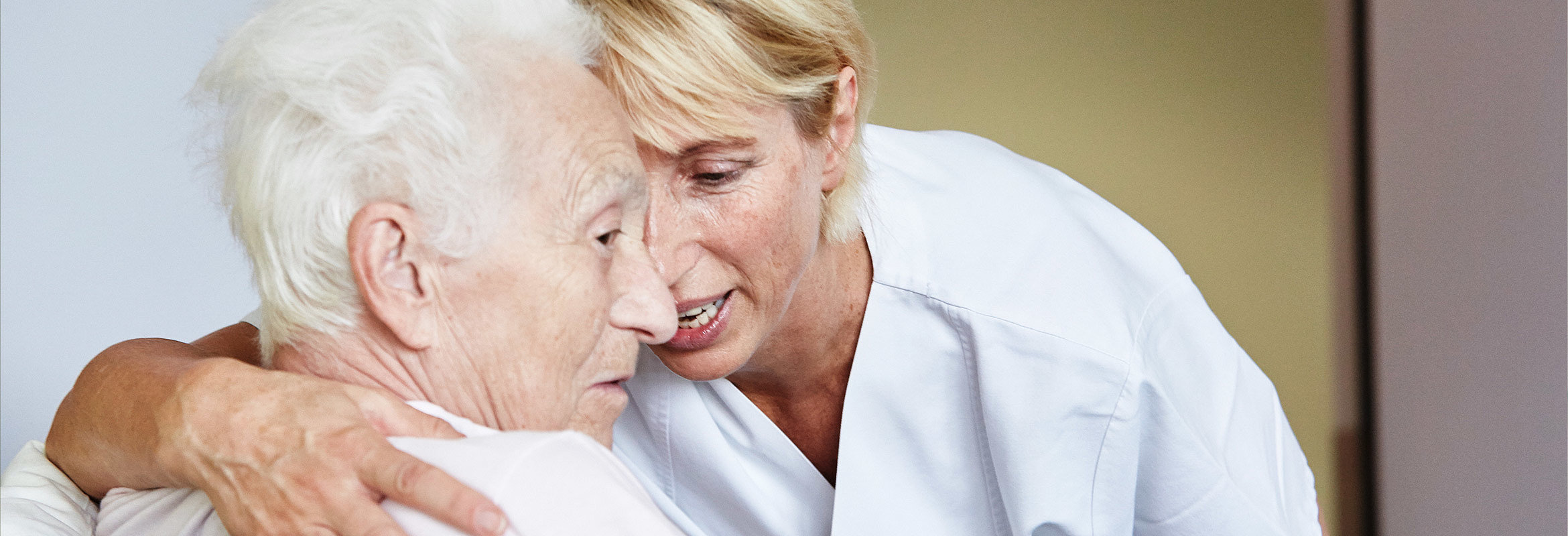 Pflege im Westpfalz-Klinikum: eine Mitarbeiterin versorgt einen älteren Patienten