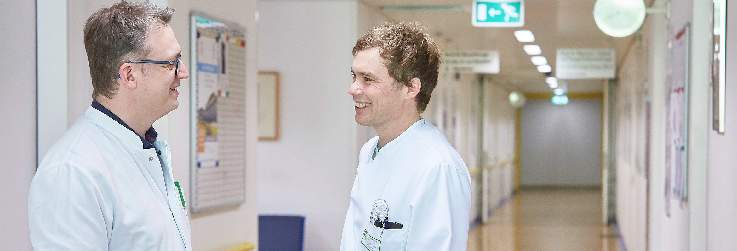 Ärzte der Klinik für Unfallchirurgie, Orthopädie und Handchirurgie in Kaiserslautern im Gespräch auf dem Flur