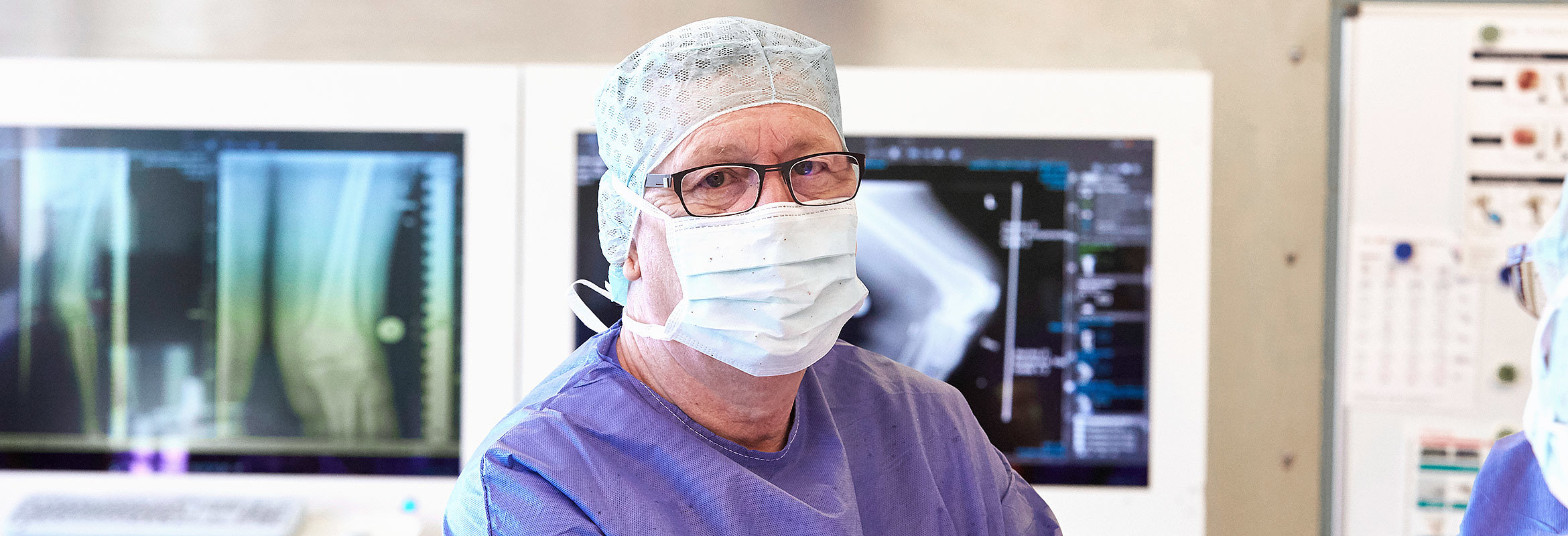 Dr. med. Harald Dinges, Chefarzt der Klinik für Orthopädie und Wirbelsäulenchirurgie in Kusel, im OP