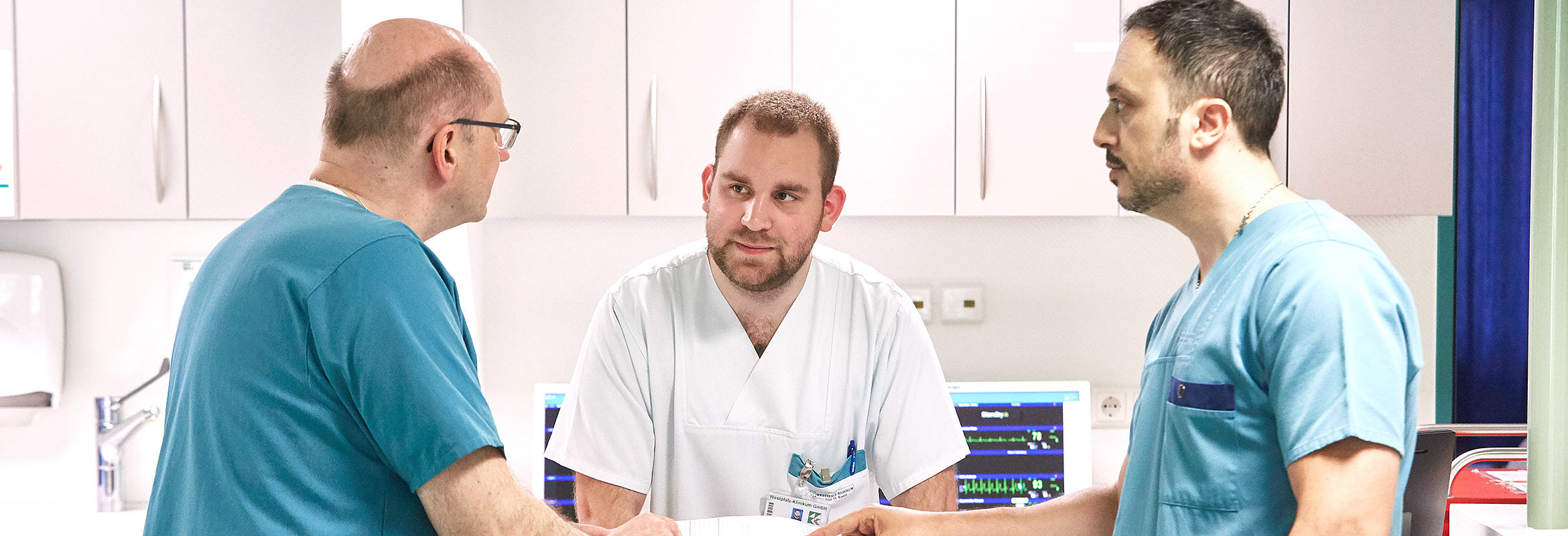 Dr. med. Heiko Bittmann, Chefarzt der Klinik für neurologische und neurochirurgische Frührehabilitation in Kusel, im Gespräch mit seinen Mitarbeitenden
