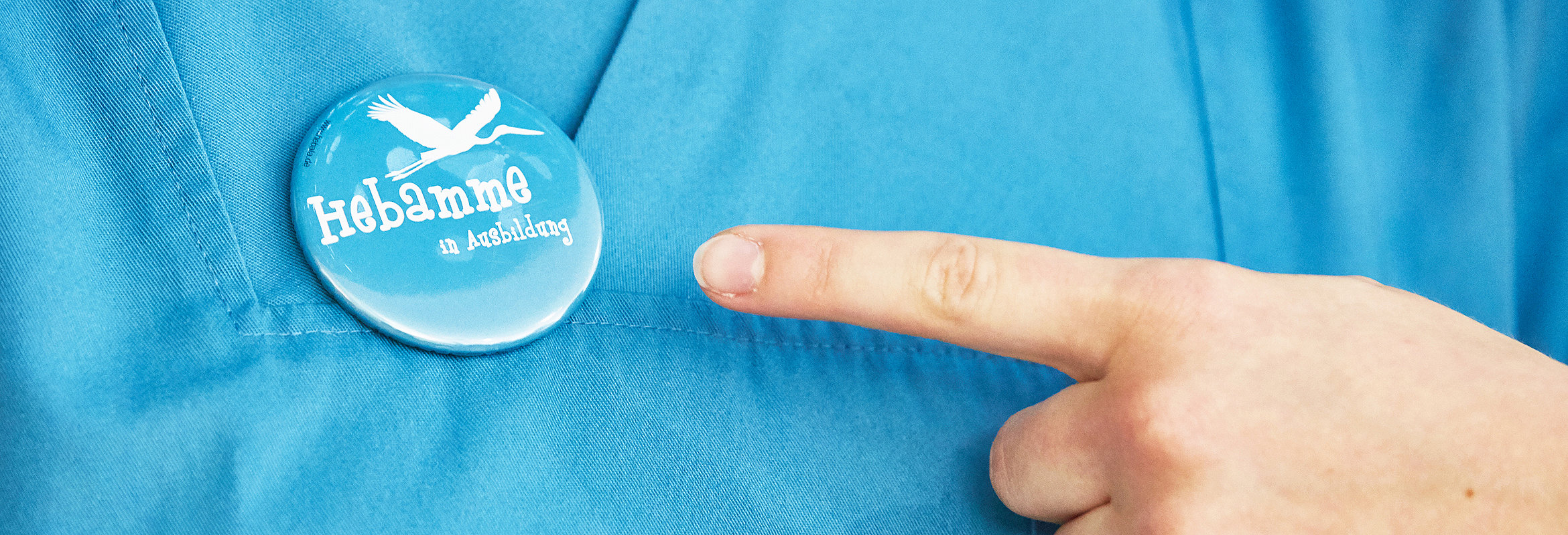 Ein Button mit Hebamme in Ausbildung