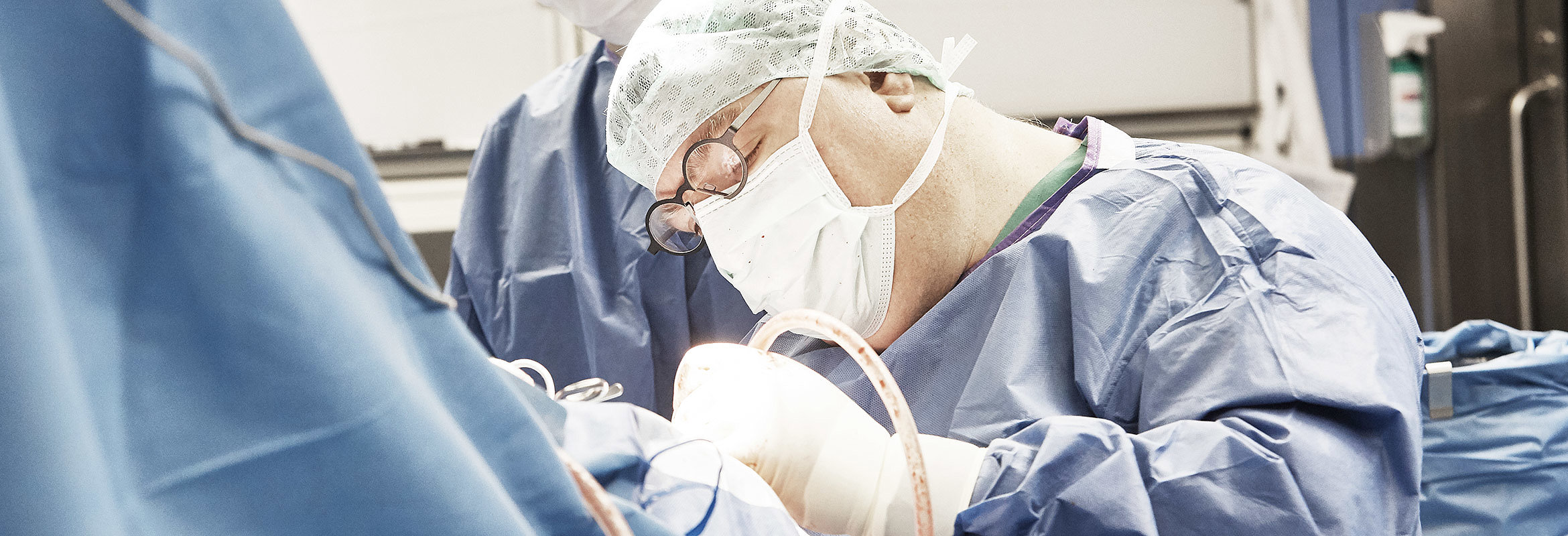 Ein Neurochirurg bei einer OP