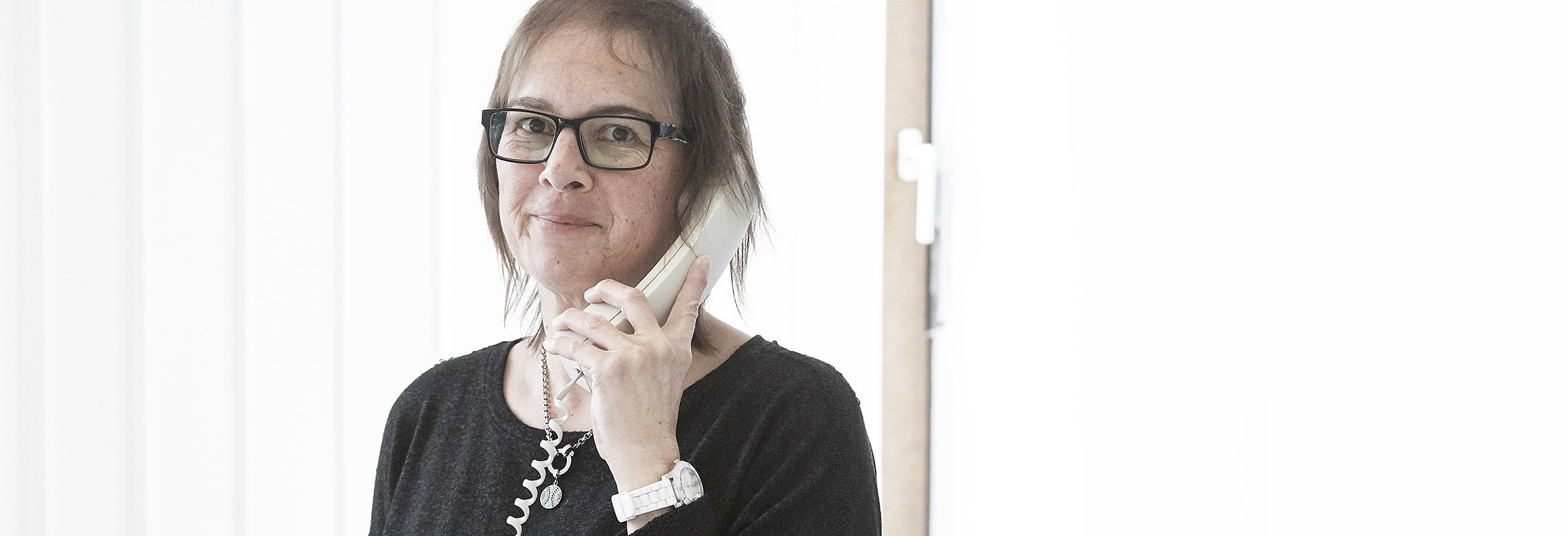 Margit Jacob, Chefarztsekretärin der Klinik für Allgemein- und Gefäßchirurgie in Kusel, am Telefon