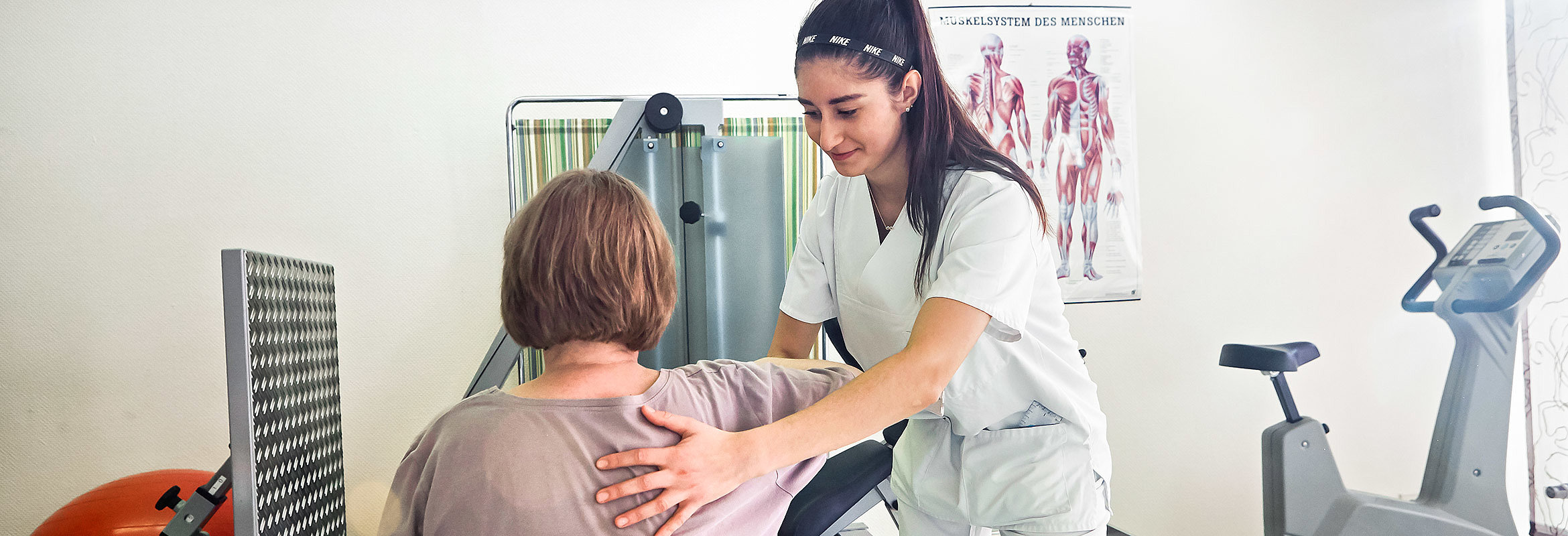Eine Mitarbeiterin der Abteilung für Physiotherapie in Kaiserslautern trainiert mit einer Patientin