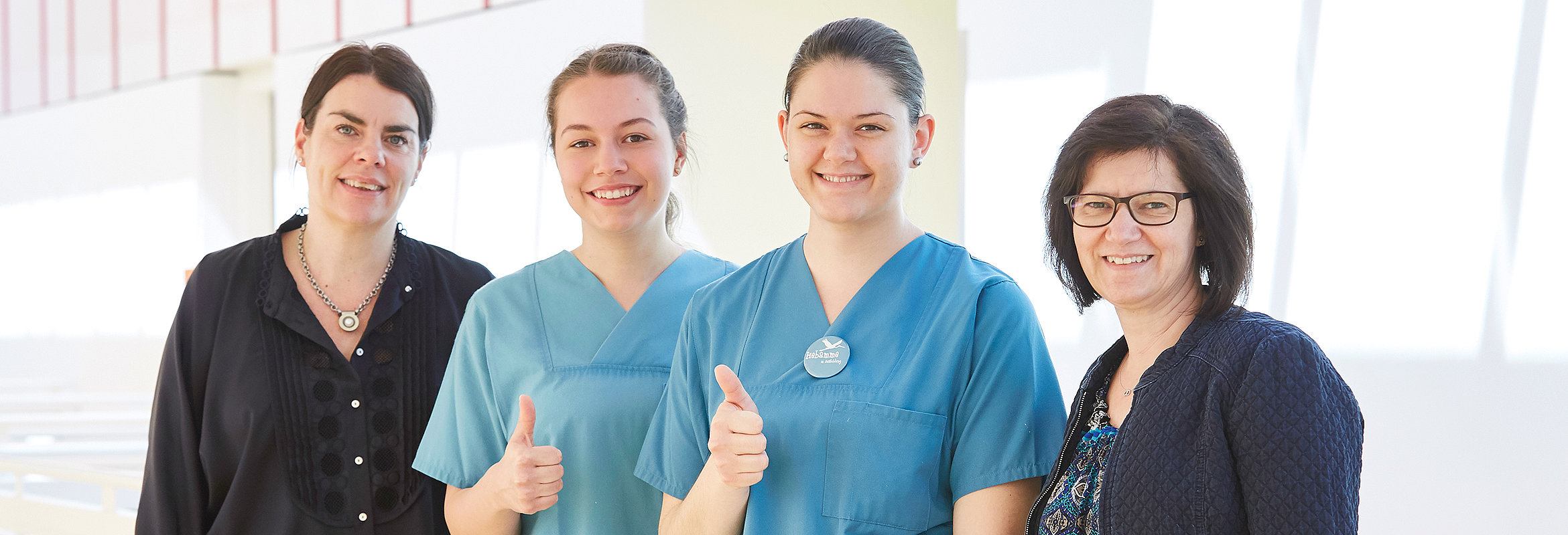 Pflegedienstleiterin Elena Stirnemann und Pflegedirektorin Andrea Bergsträßer mit zwei Hebammen in Ausbildung