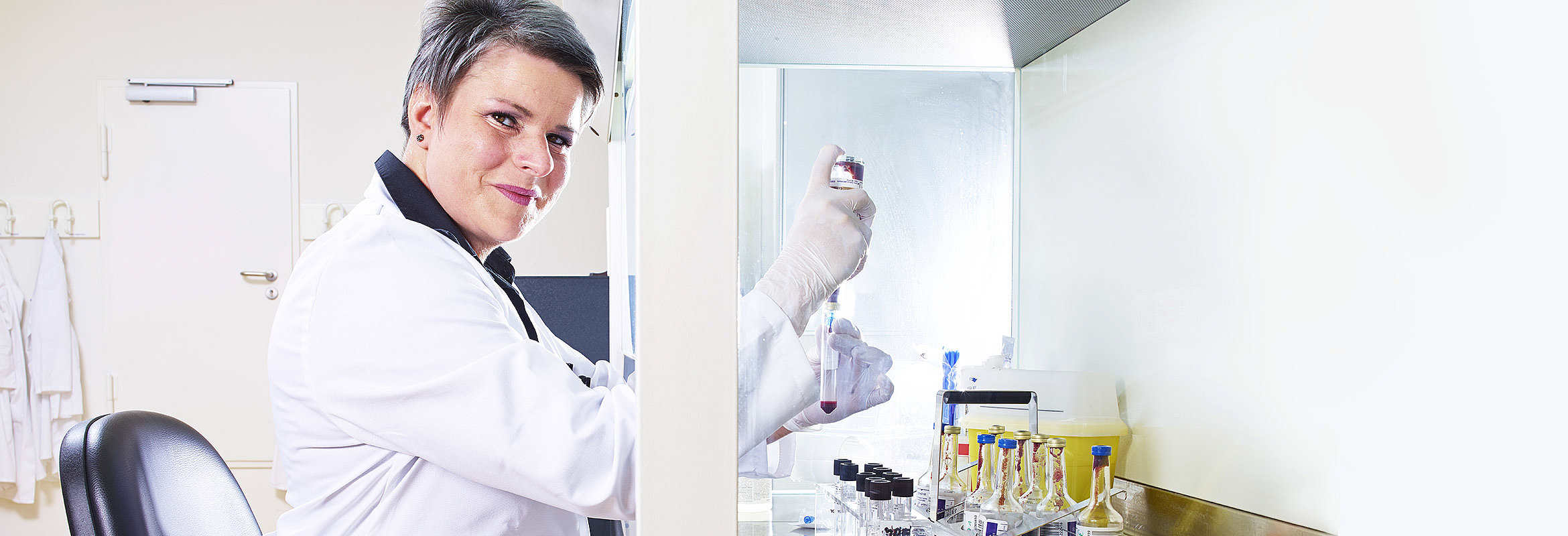 Eine Mitarbeiterin der Labormedizin in Kaiserslautern beim Pipettieren