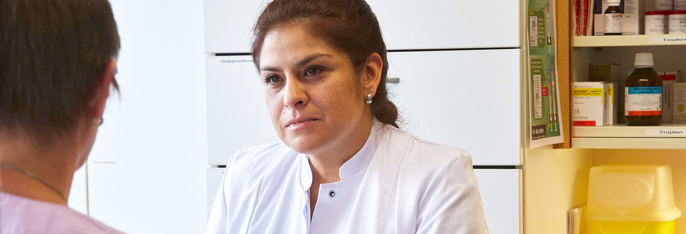 Dr. med. Diana Jaimes, Oberärztin der Klinik für Innere Medizin 3 in Kaiserslautern, in der Sprechstunde