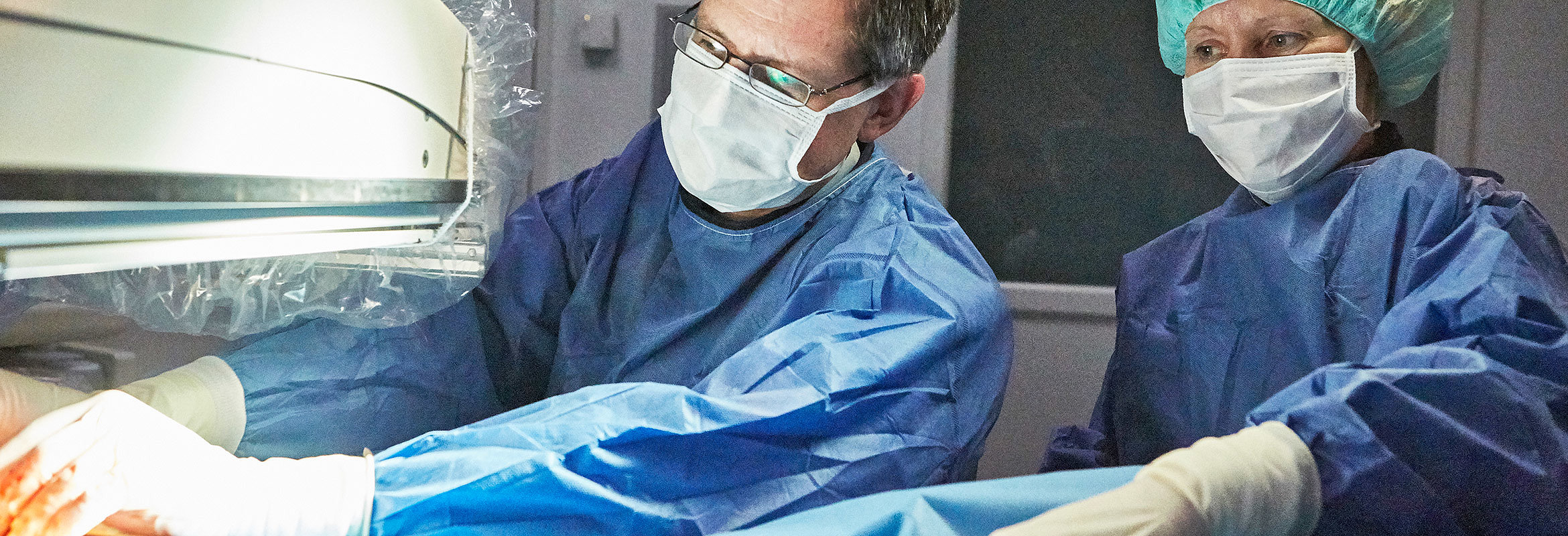 Prof. Dr. med. Jochen Rädle, Chefarzt der Klinik für Innere Medizin 3 in Kaiserslautern, bei einer Untersuchung