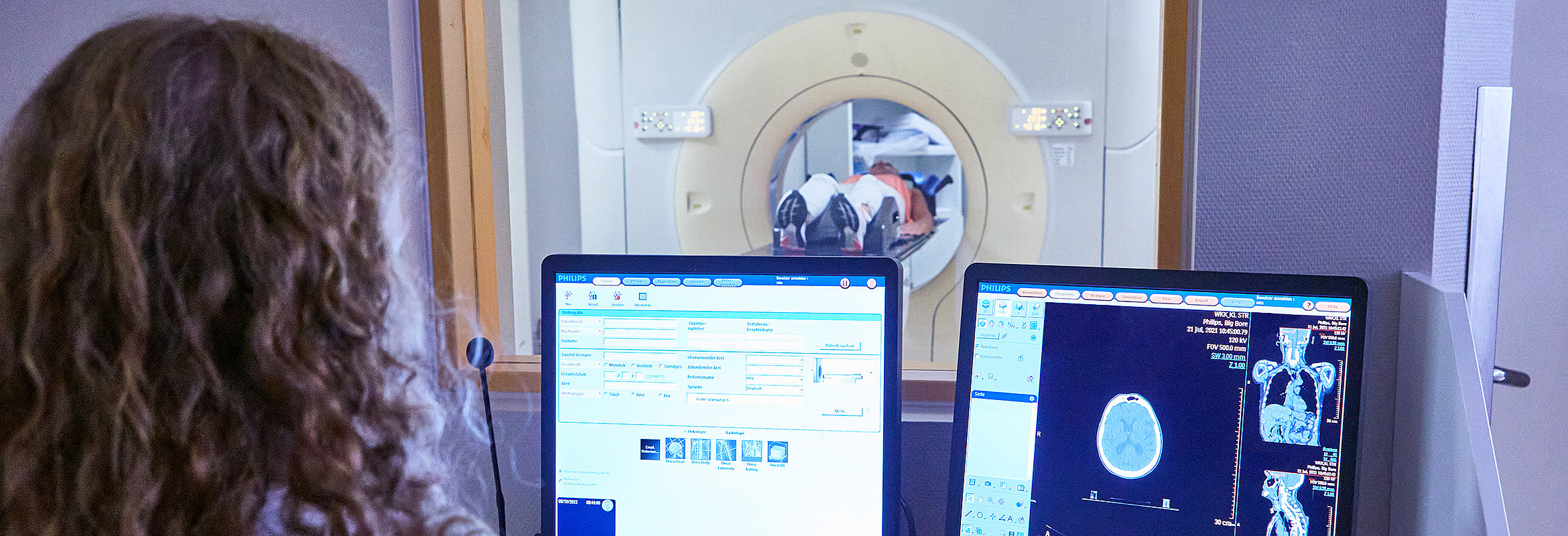 Mitarbeiterin am Bildschirm des Linearbeschleunigers in der Klinik für Strahlentherapie in Kaiserslautern