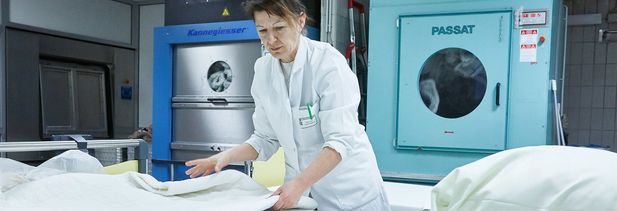 Mitarbeiterin bei der Reinigung von Bettzeug