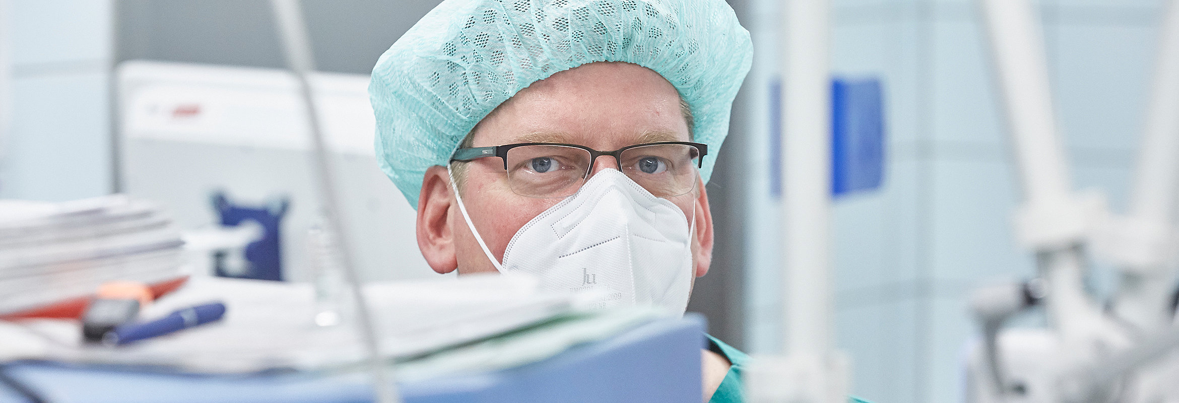 Dr. med. Jens Kling, Chefarzt der Klinik für Anästhesie, Intensiv- und Notfallmedizin Kirchheimbolanden im OP