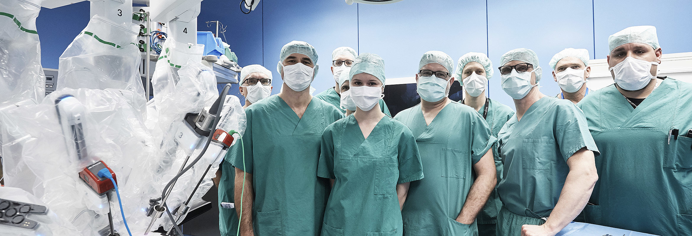 Das Team der Klinik für Urologie und Kinderurologie mit dem OP-Roboter Da Vinci im Operationssaal