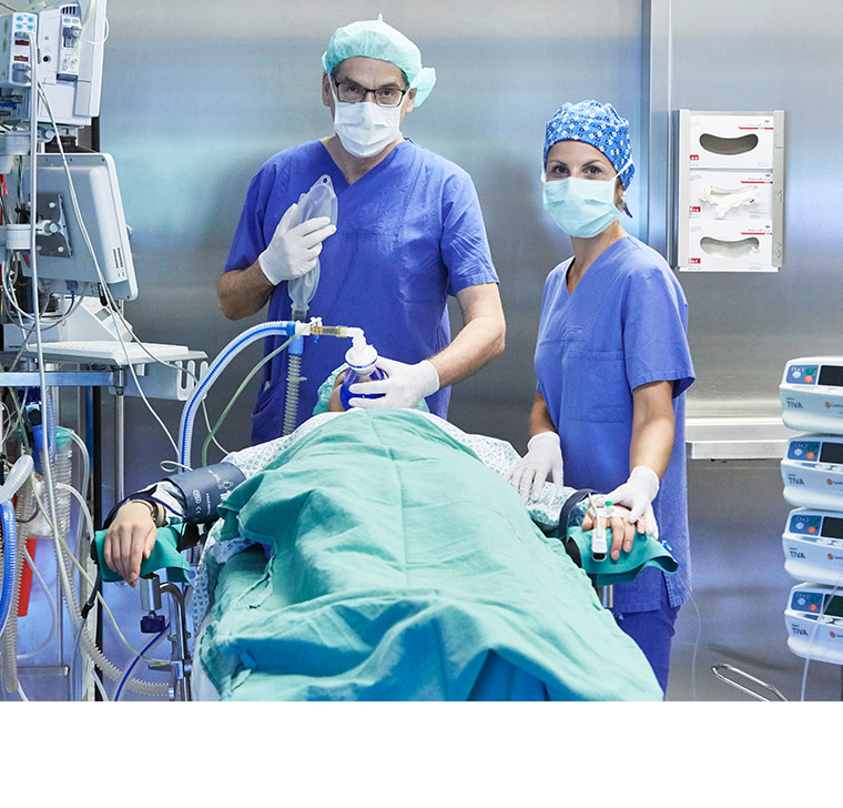 Mitarbeitende der Klinik für Anästhesie, Intensiv- und Notfallmedizin Kusel im OP