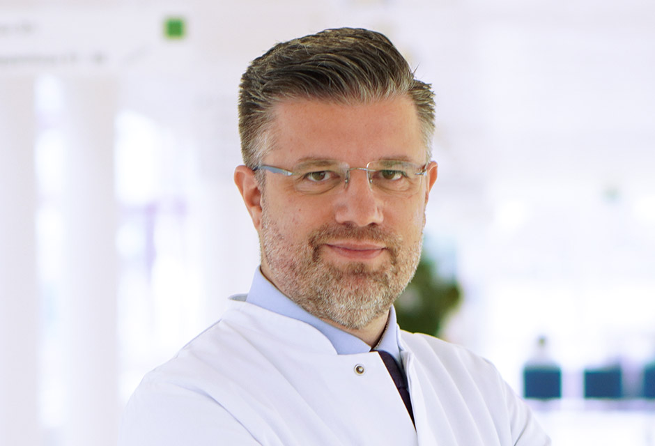 lzv. Prof.* Dr. Dr. med.  Robert Bernat (*Universität Osijek, Kroatien)